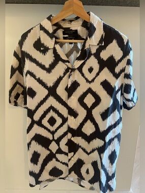 Banana Republic Men’s Black & White Short-Sleeve 100% Linen Shirt